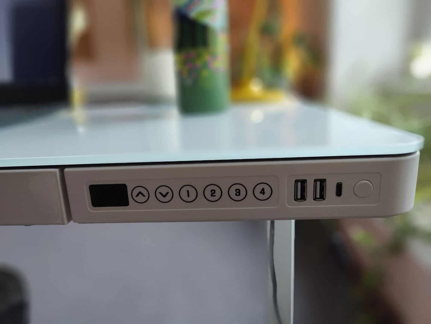 The Flexispot EG8 Comhar sit stand desk has the ability to be programmed with 4 height presets.