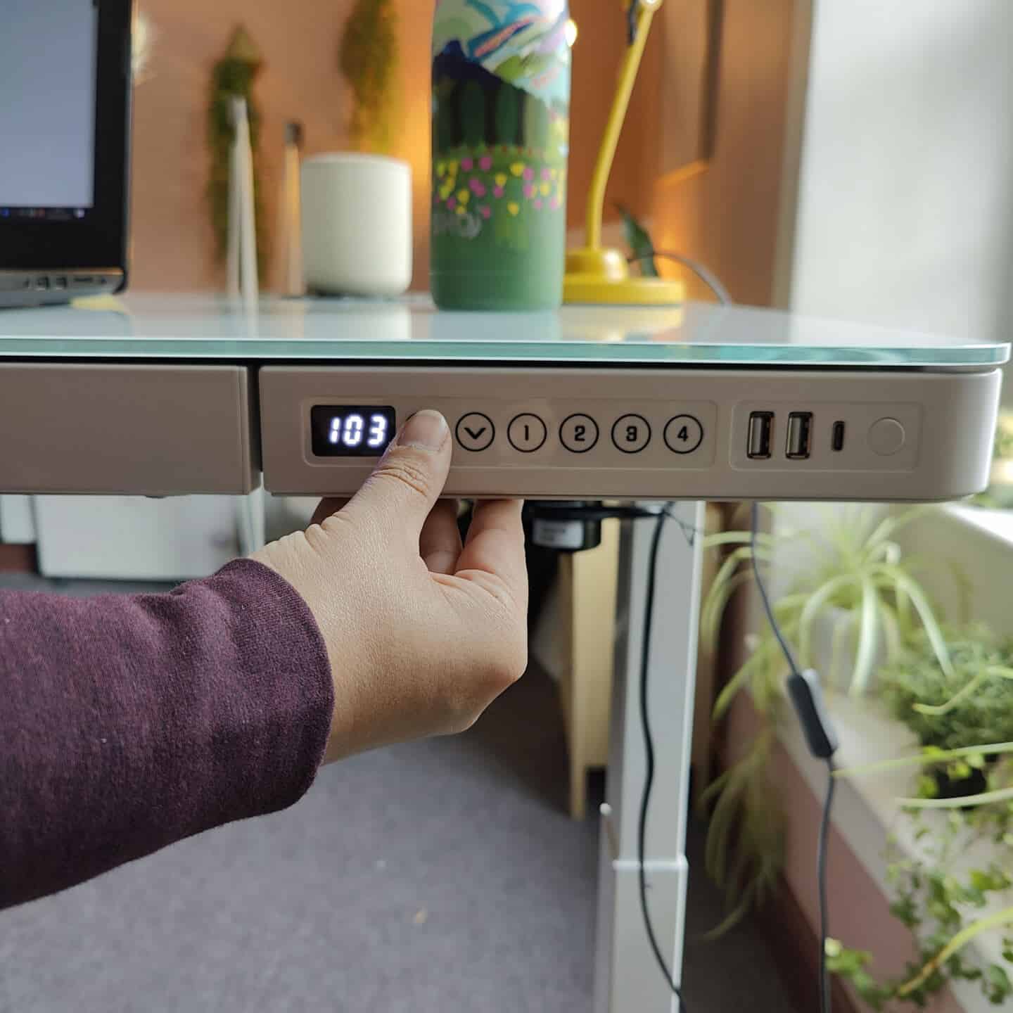 The Flexispot EG8 Comhar sit stand desk has the ability to be programmed with 4 height presets.